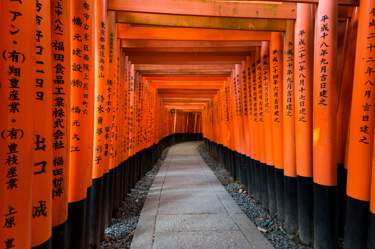 Sanctuaire aux dix mille torii dans la montagne de Kyoto