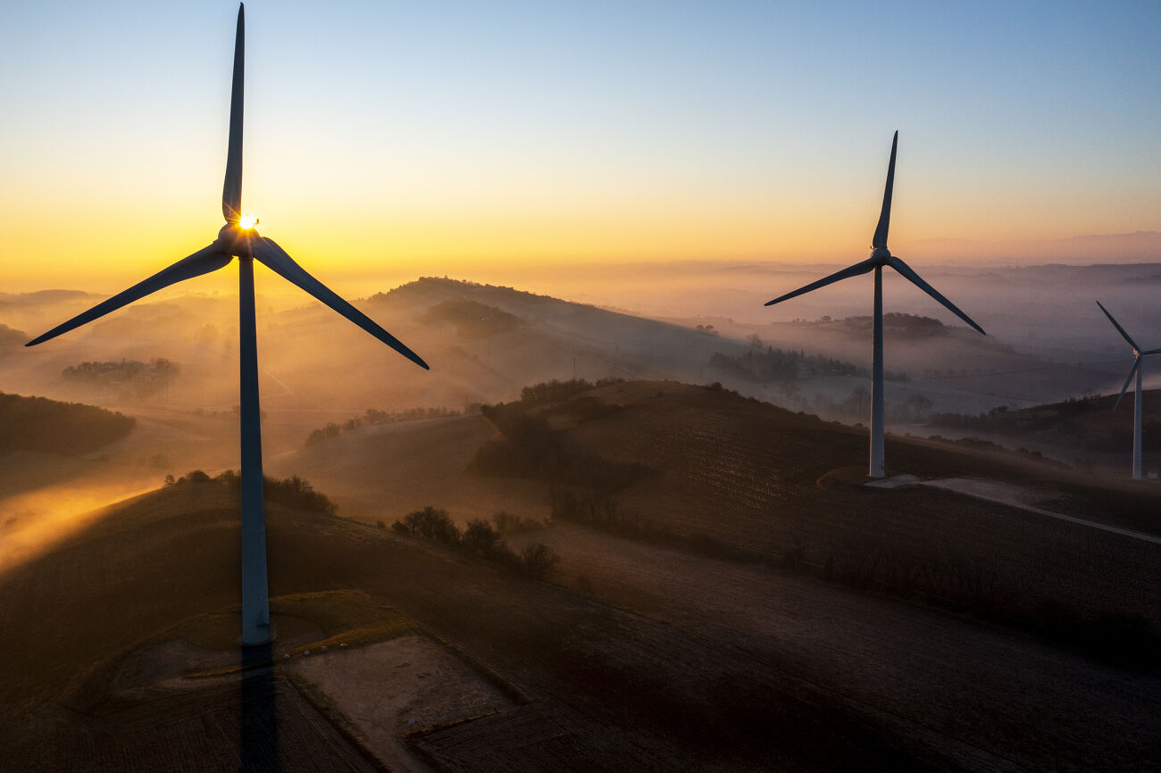 Les éoliennes au lever du soleil 4