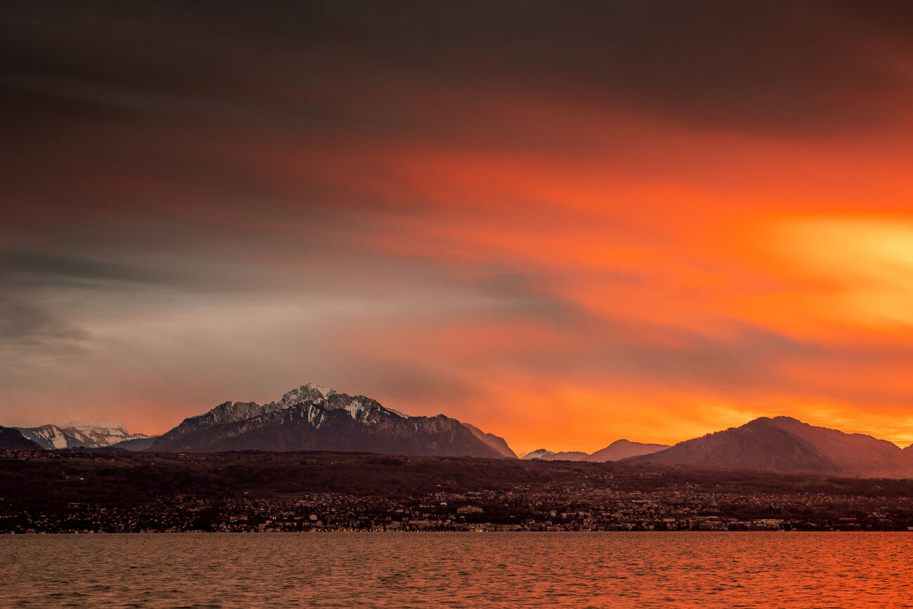 Vue sur les Alpes et le Mont Blanc depuis le port de Lausanne