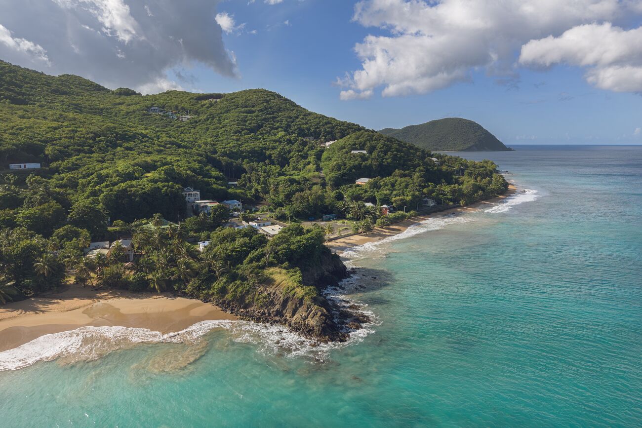 Vue aérienne de la plage de la Perle à Deshaies en Guadeloupe_1