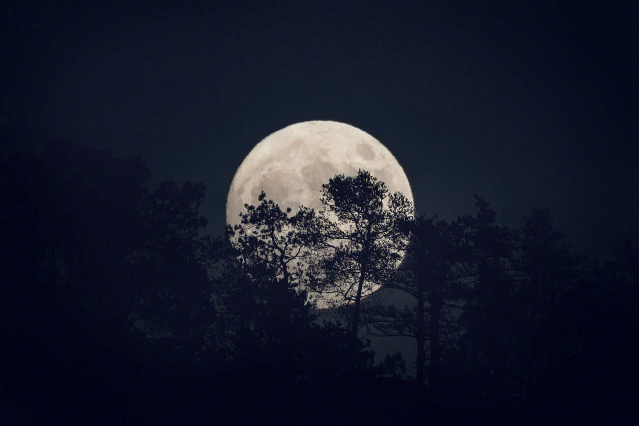 La lune bleue se lève sur les Corbières dans l’Aude