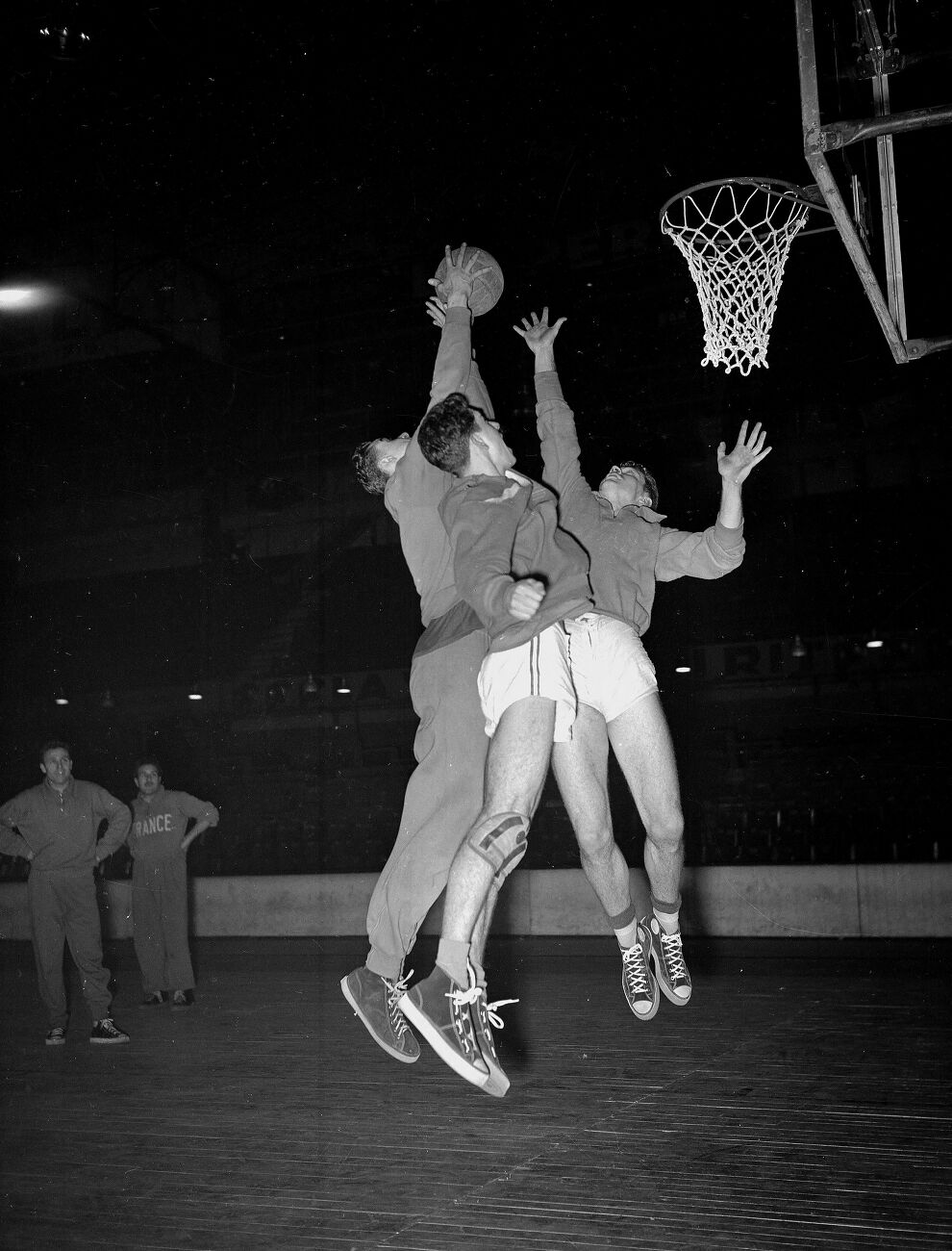 L'équipe de France de basket-ball à l'entraînement avec, de gauche à droite : Beugnot, Haudegand, Monclar. 2 décembre 1952