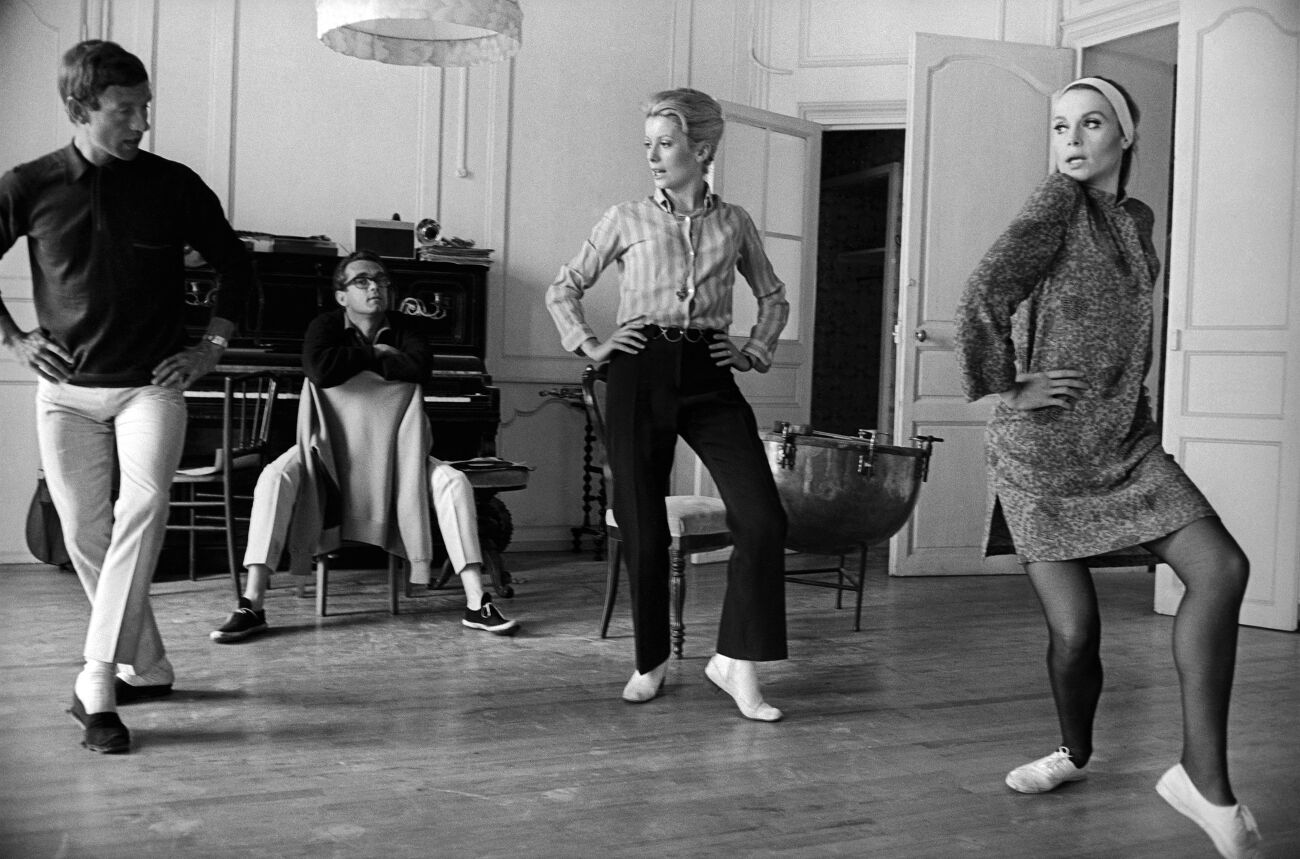 Michel Legrand (assis), Norman Maen, Catherine Deneuve et Françoise Dorléac, pendant le tournage du film "Les Demoiselles de Rochefort", 1966. Photographie de Georges Kelaïditès (1932-2015)