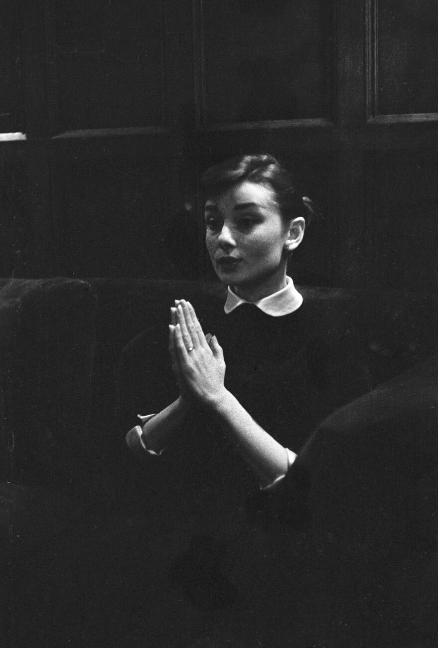 Audrey Hepburn (1929-1993), actrice britannique, au bar de l'Hôtel Raphael. Paris (XVIème arr.), 1956