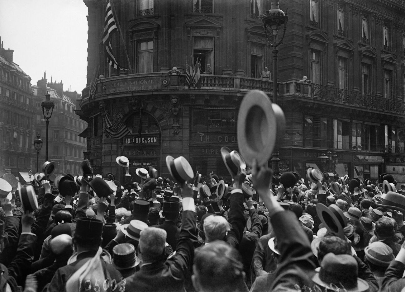 Guerre 1914-1918. La foule acclamant l'arrivée des soldats américains à Paris, printemps 1917