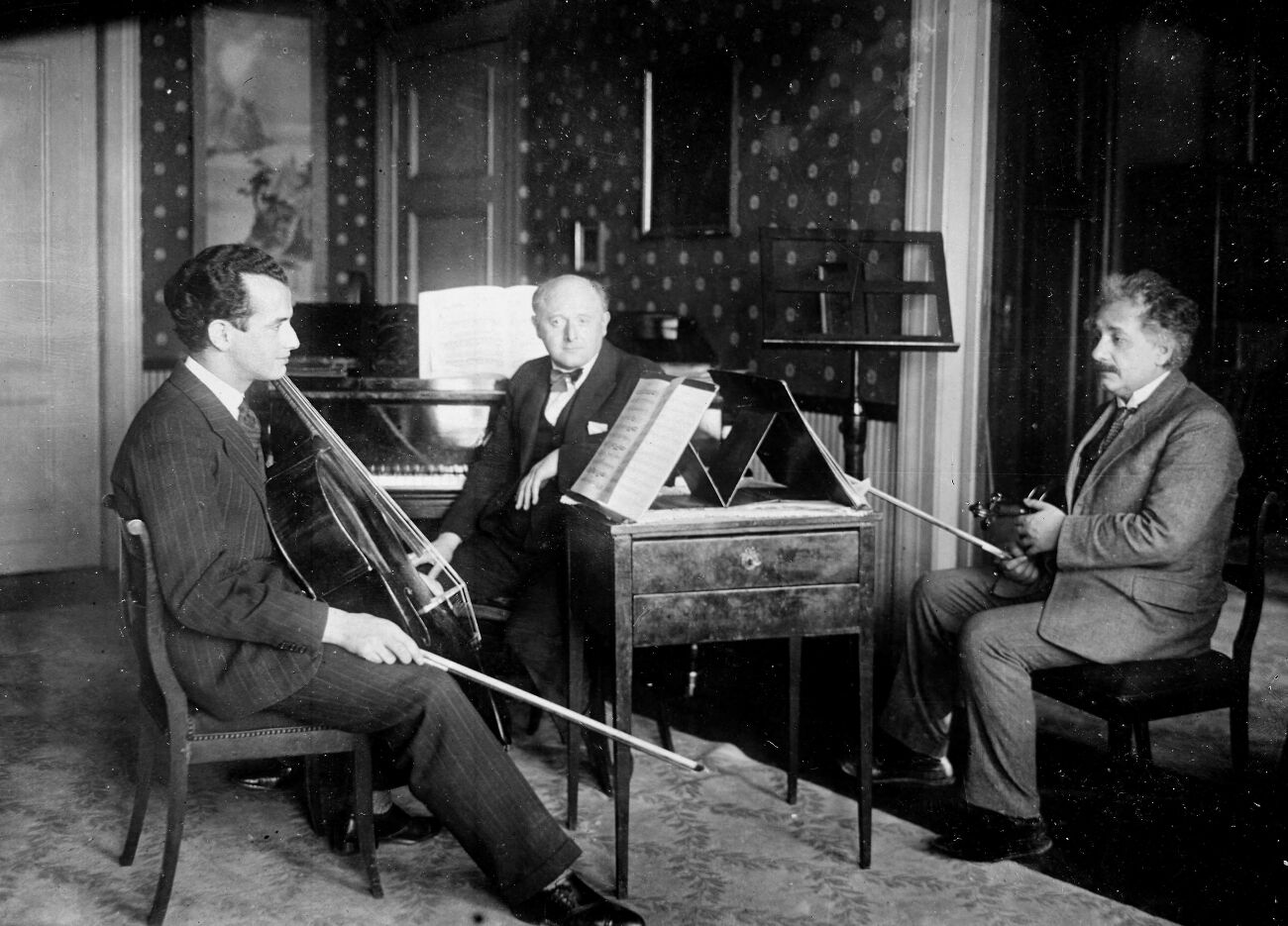Albert Einstein jouant du violon avec Bruno Eisner, au piano, et Francesco von Mendelssohn, au violoncelle. Vers 1927