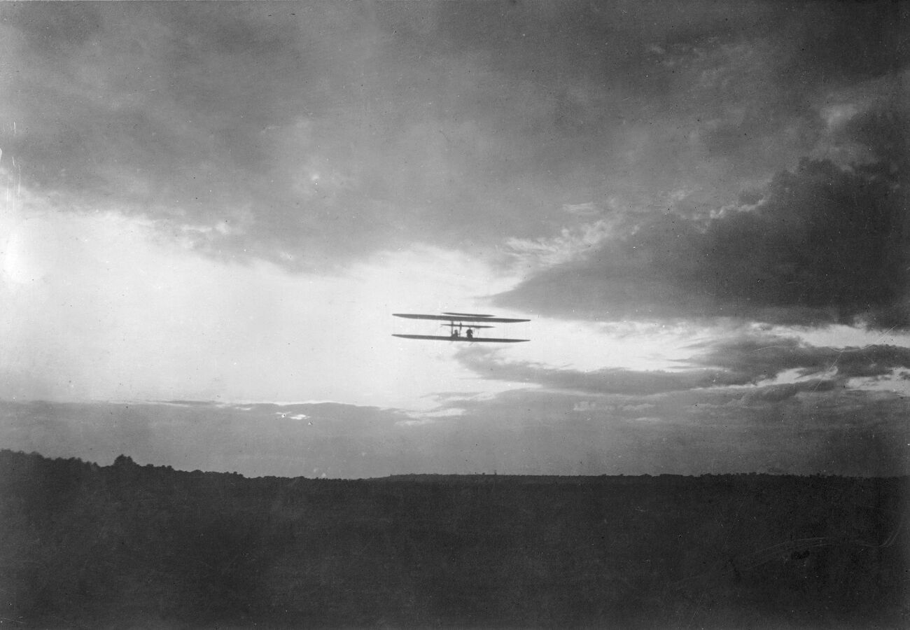 L'appareil de Wilbur Wright en vol. Camp d'Auvours, près du Mans (Sarthe), 1908