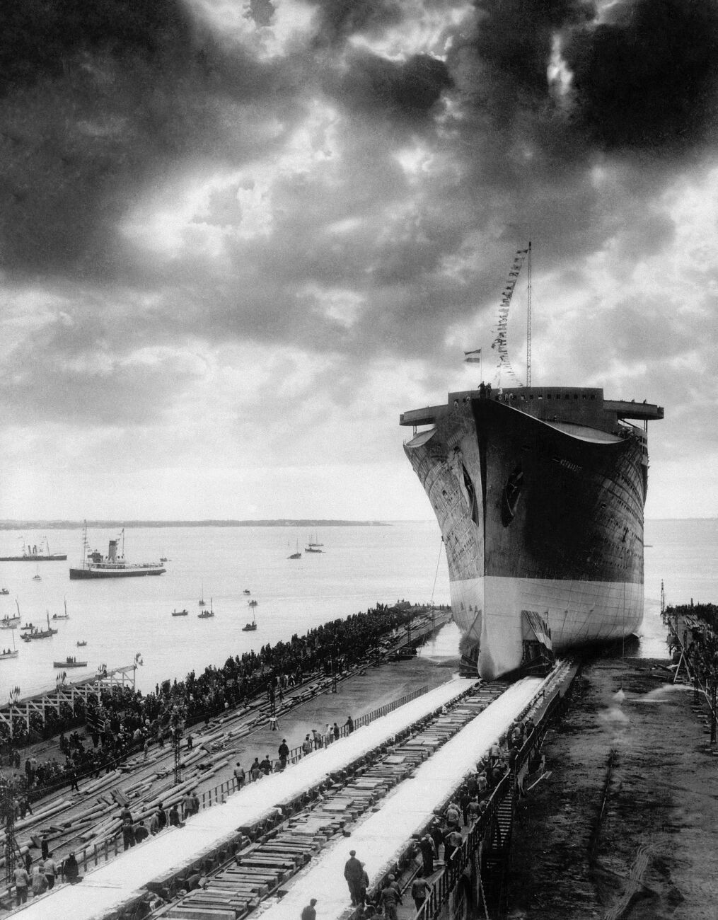 Lancement du paquebot "Normandie" aux chantiers de Penhoët (Saint-Nazaire, Loire-Atlantique), octobre 1932