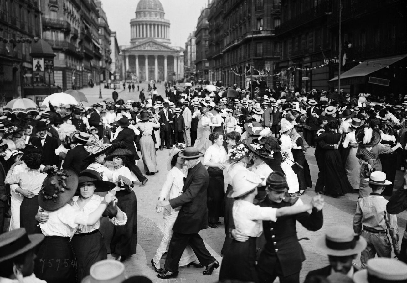 Bal du 14 juillet devant le Panthéon, rue Soufflot, Paris (Vème arr.). 1912