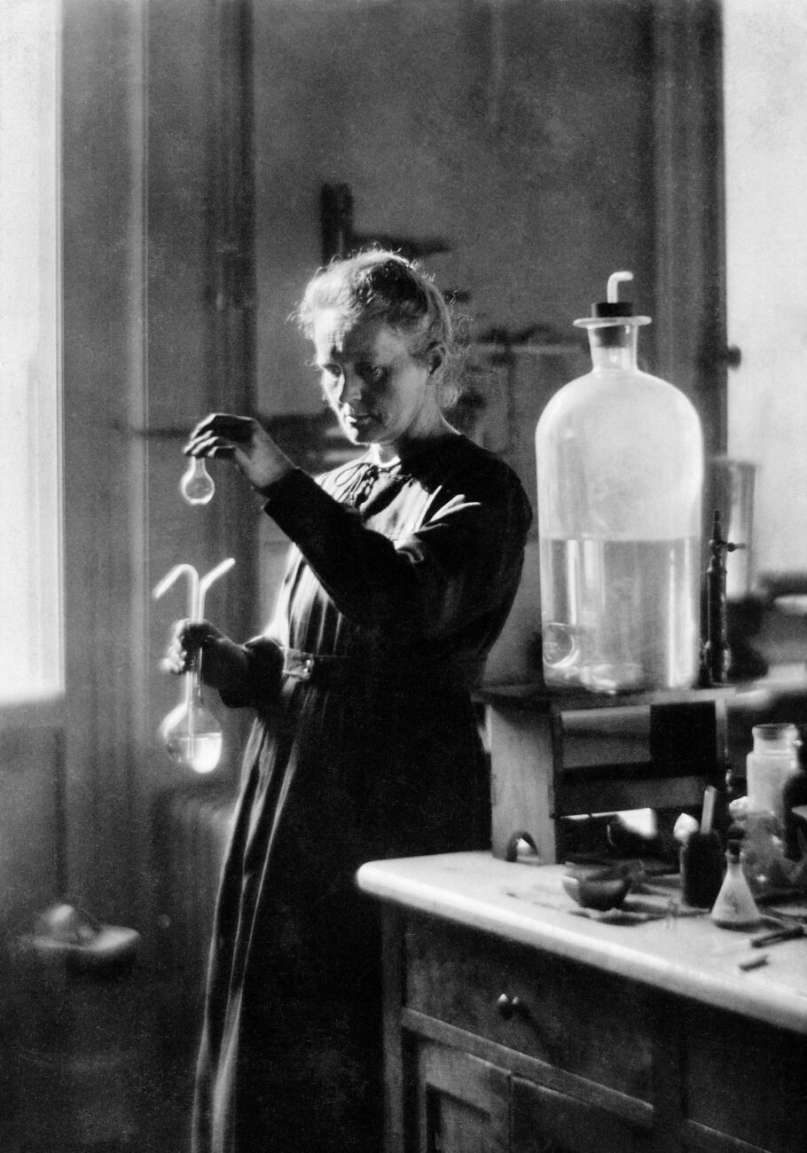 Marie Curie (1867-1934), physicienne française, dans son laboratoire