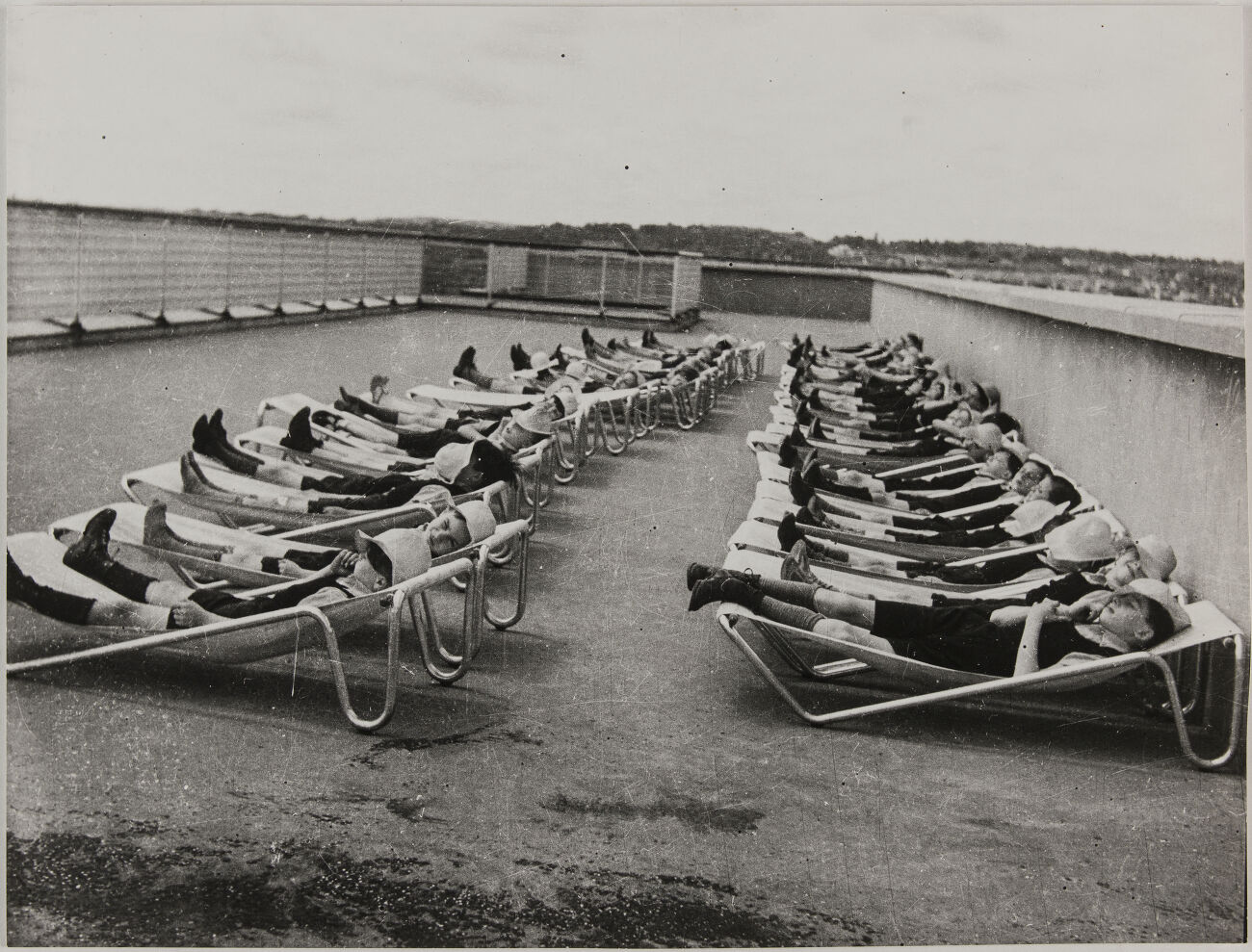 Ecole-externat de plein air permanent, chemin de la Motte. Suresnes (Hauts-de-Seine), 1935-1939. Photographie de Jean Roubier (1896-1981). Bibliothèque historique de la Ville de Paris