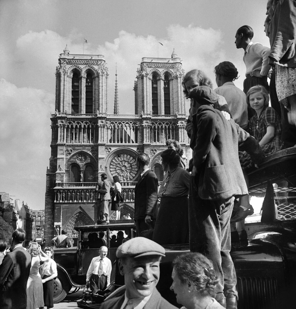 Guerre 1939-1945. Libération de Paris. Joie sur le parvis de Notre-Dame. Paris (IVème arr.), 25 août 1944. Photographie de Pierre Jahan (1909-2003)
