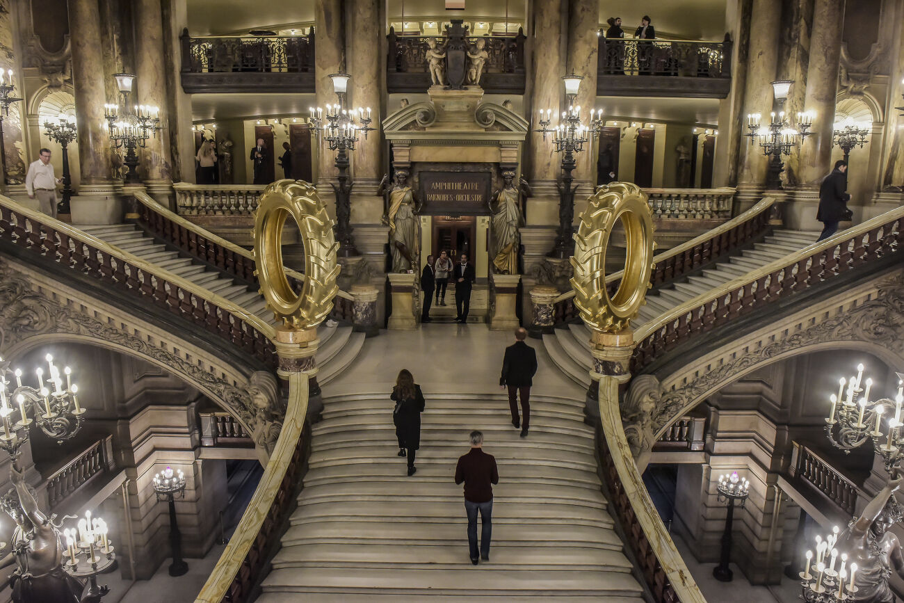 L'escalier de l'Opéra Garnier avec les installations de Claude Leveque