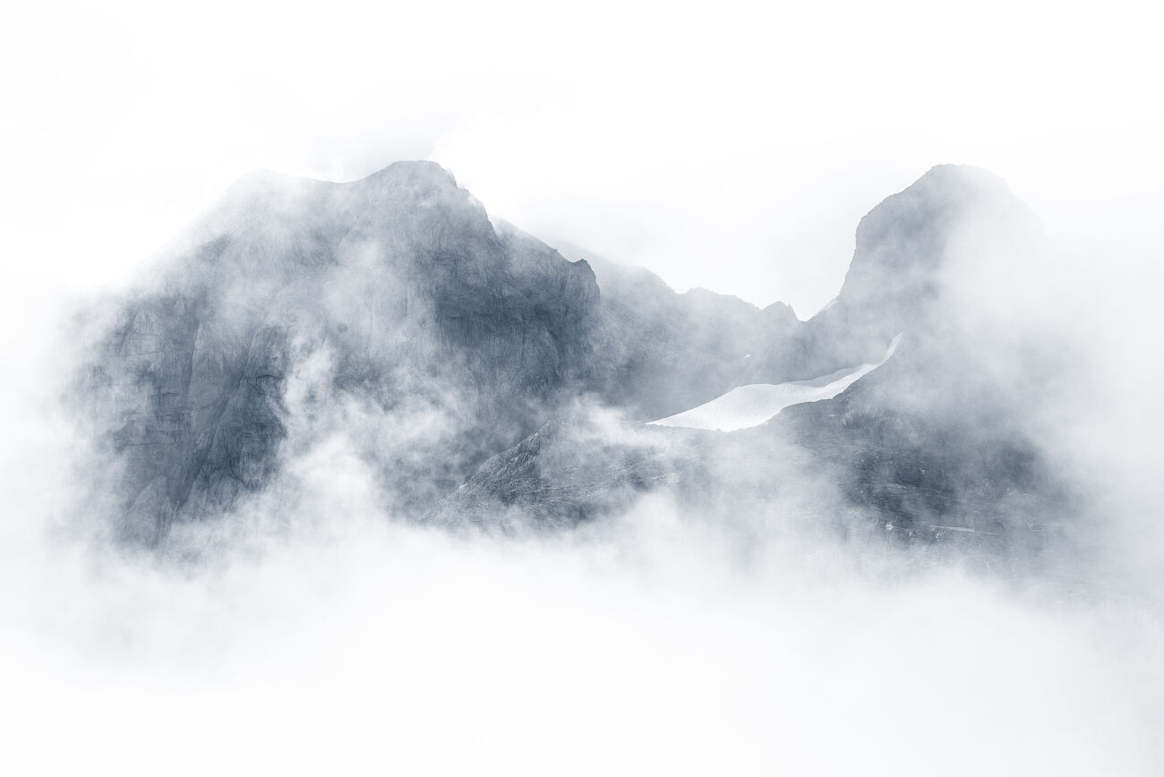 Le sommet des dents blanches dans la brume, entre France et Suisse