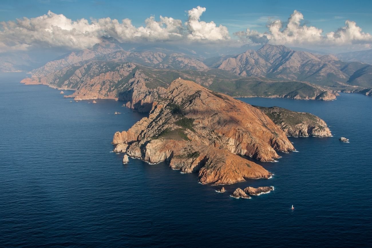 Capo Rosso, Corse