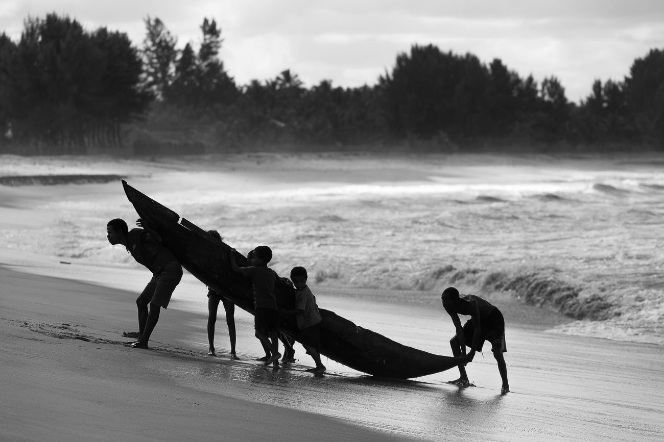 Les enfants et la pirogue