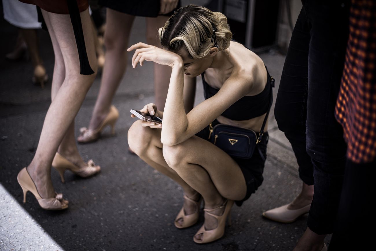 Killing time on the phone, Paris 2017 - 3