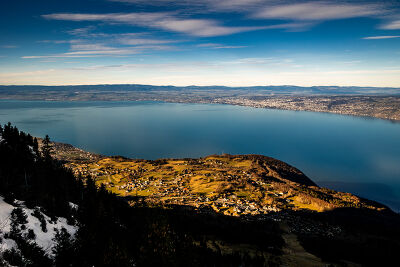 Vue sur le village de Thollon, le Leman et au loin, Lausanne