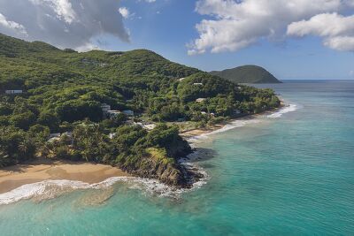 Vue aérienne de la plage de la Perle à Deshaies en Guadeloupe_1