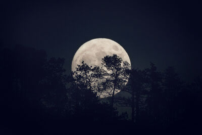 La lune bleue se lève sur les Corbières dans l’Aude