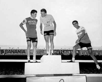 Podium du Tour de France 1964. De gauche à droite : Raymond Poulidor (2ème), Jacques Anquetil (1er), coureurs cyclistes français, et Federico Bahamontès (3ème), coureur espagnol. Paris, Parc des princes