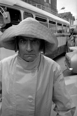 Louis de Funès (1914-1981), acteur français, sur le tournage du "Gendarme en balade", film de Jean Girault. 1970. Photographie de Georges Kelaïditès (1932-2015)