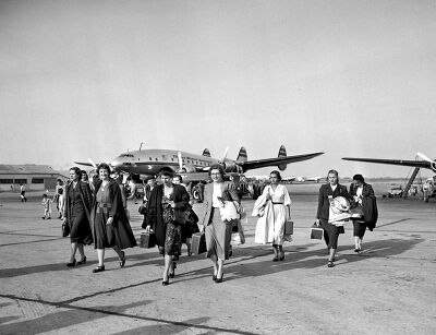 Passagers débarquant d'un avion Lockheed "Constellation", 1953