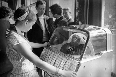 Jeune fille devant un juke-box, 1956