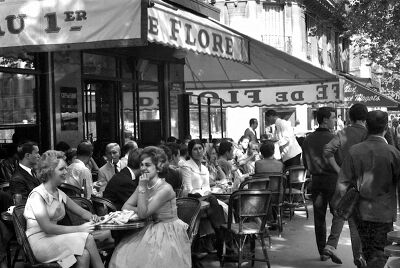 Jeunes femmes à la terrasse du café de Flore. Paris VIème arr., boulevard Saint-Germain, juin 1959