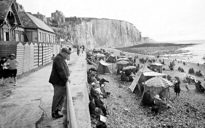 Ault-Onival (Somme). Vue d'ensemble de la plage à marée basse, vers 1900