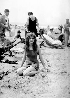 Baigneuse sur la plage de Deauville (Calvados), vers 1925