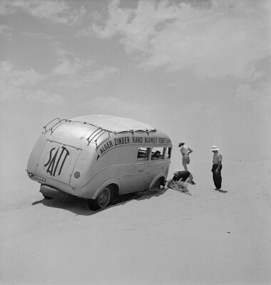 L'autobus "Guèpe 64" de la ligne du Hoggar Alger-Fort-Lamy (Tchad) ensablé. Sahara, 1945