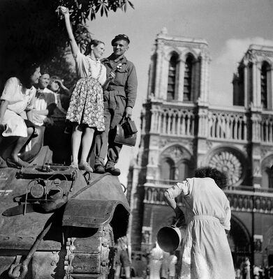 Guerre 1939-1945. Libération de Paris. 25 août 1944, 7h du matin, parvis de Notre-Dame