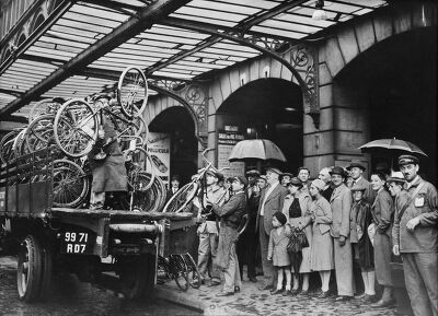 Départ en congés payés, gare Saint-Lazare. Chargement de bicyclettes. Paris, 31 juillet 1936