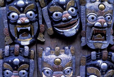 Des masques traditionnels en vente à Katmandou, Népal