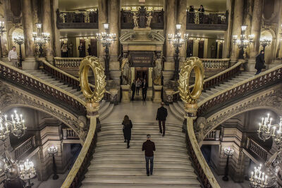 L'escalier de l'Opéra Garnier avec les installations de Claude Leveque