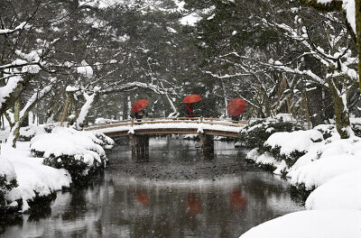 Les promeneurs sous la neige au Japon