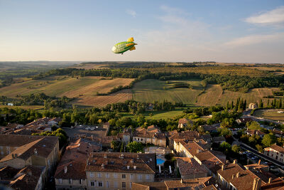 Paysage du Gers, Lectoure avec des montgolfieres.