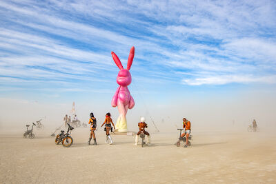 Burning man 2023 - des festivaliers autour de Mona