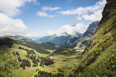 Une vallée suisse avec les dents du midi dans les nuages