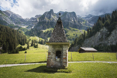 Un vieil oratoire dans une vallée suisse