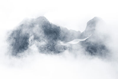 Le sommet des dents blanches dans la brume, entre France et Suisse