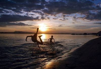 Baignade sur les rives du Mékong, Laos