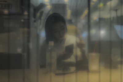 Fille dans un café - Tokyo